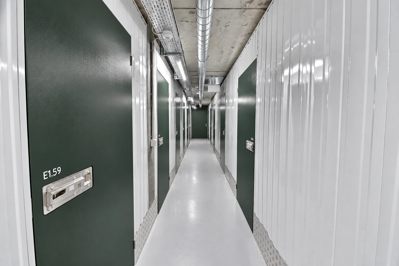 Couloir desservant les espaces de stockage